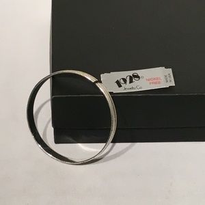 1928 Jewelry Co. Silver Tone Bangle
